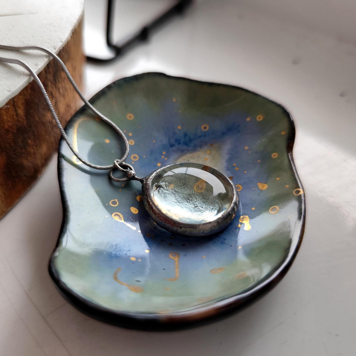 Clear Glass Round Pendant Necklace – Silver Tone