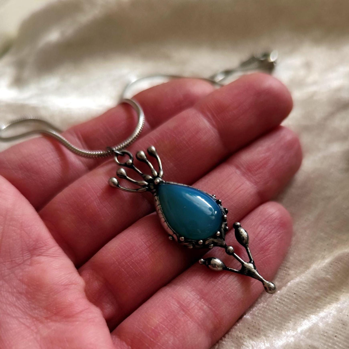 Blue Agate Flower Pendant Necklace – Silver Tone