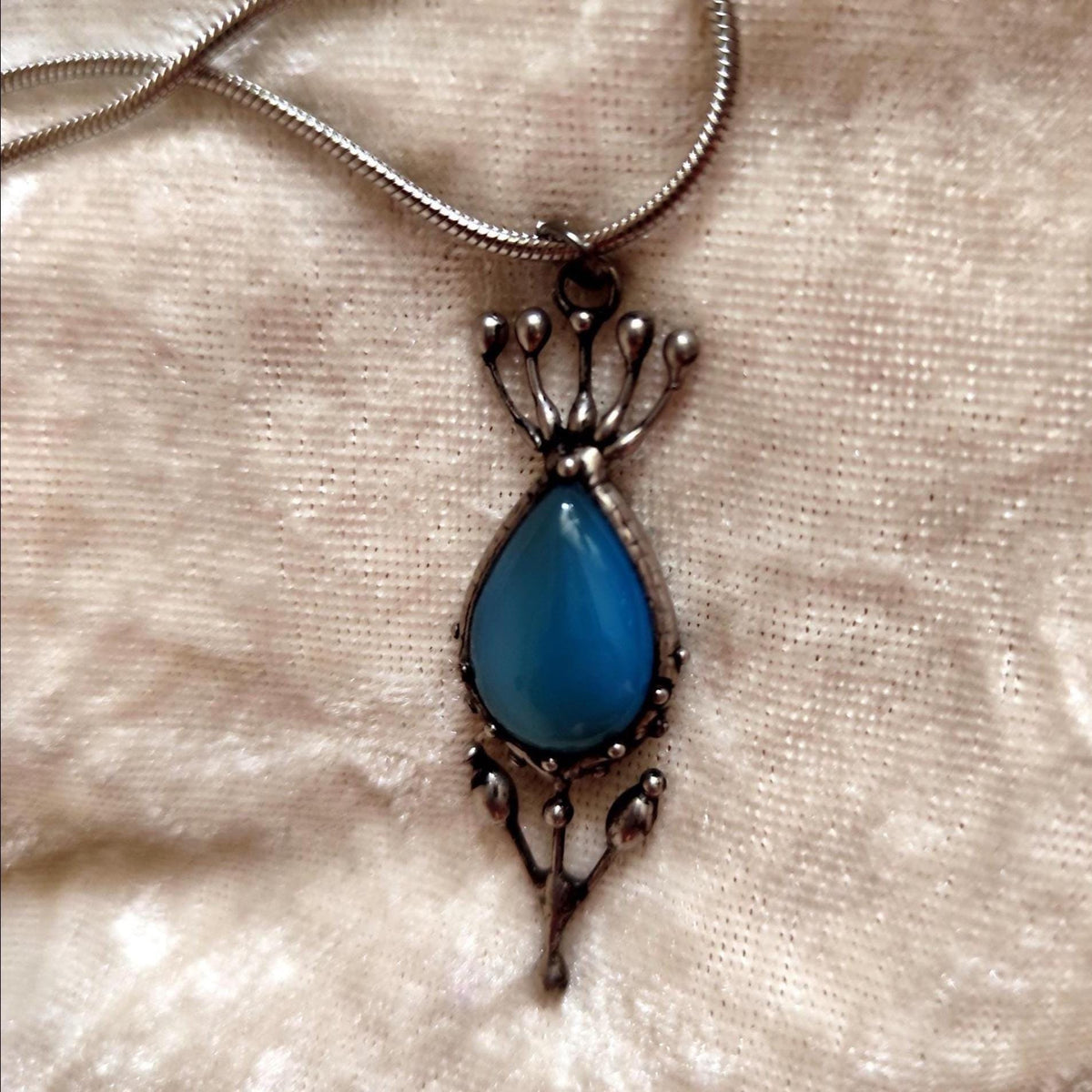 Blue Agate Flower Pendant Necklace – Silver Tone