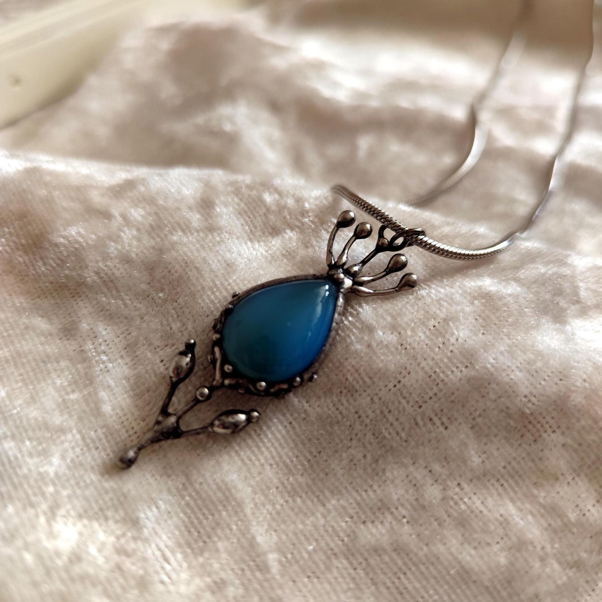 Blue Agate Flower Pendant Necklace – Silver Tone