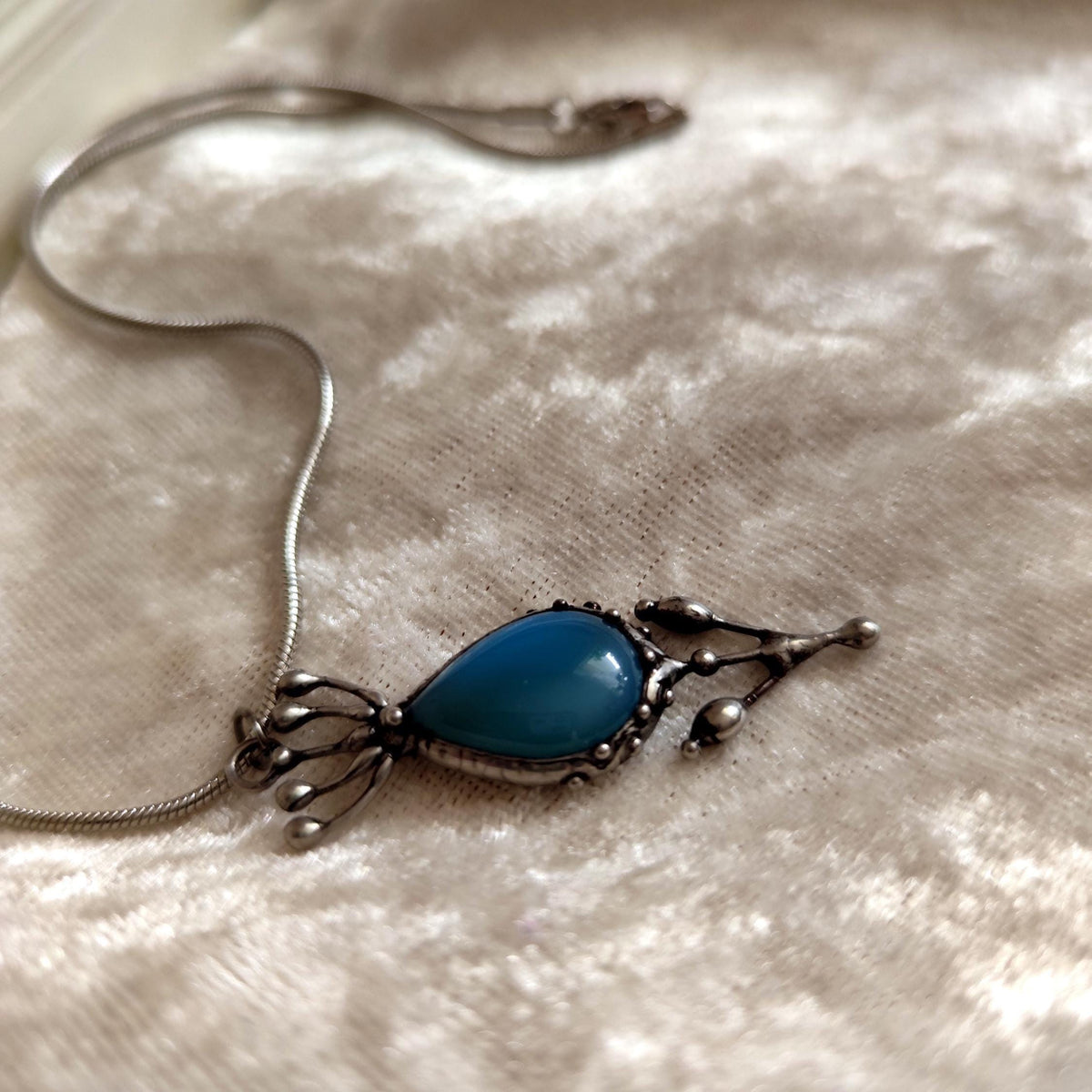 Blue Agate Flower Pendant Necklace – Silver Tone