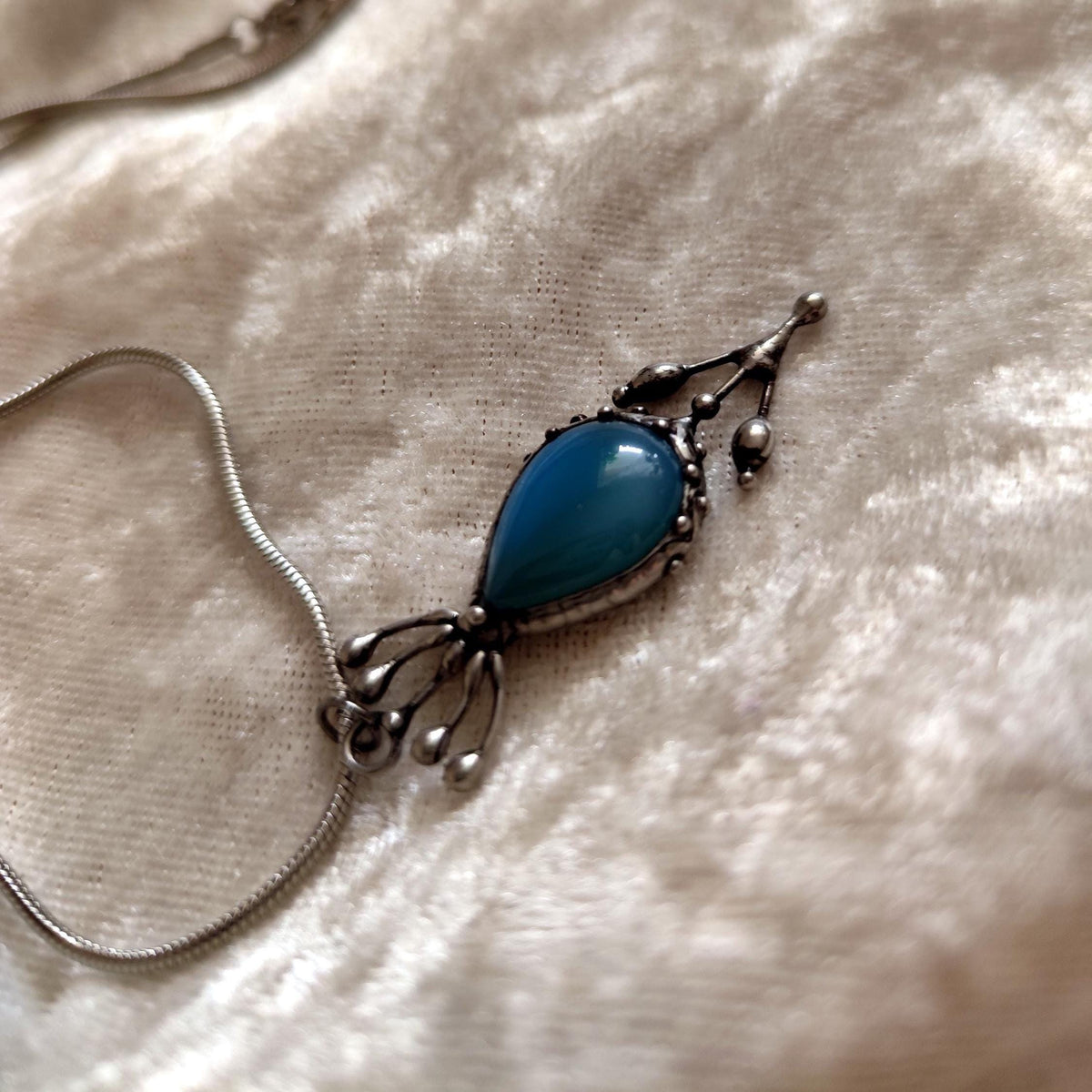 Blue Agate Flower Pendant Necklace – Silver Tone